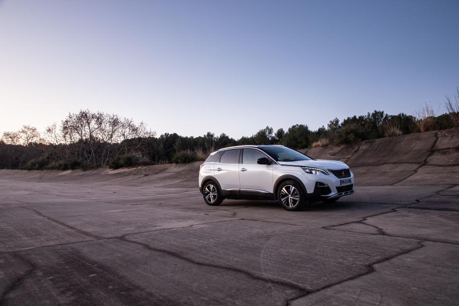  Peugeot 3008 GT HYBRID4 2019 года  (WW) (фото 16 из 40)